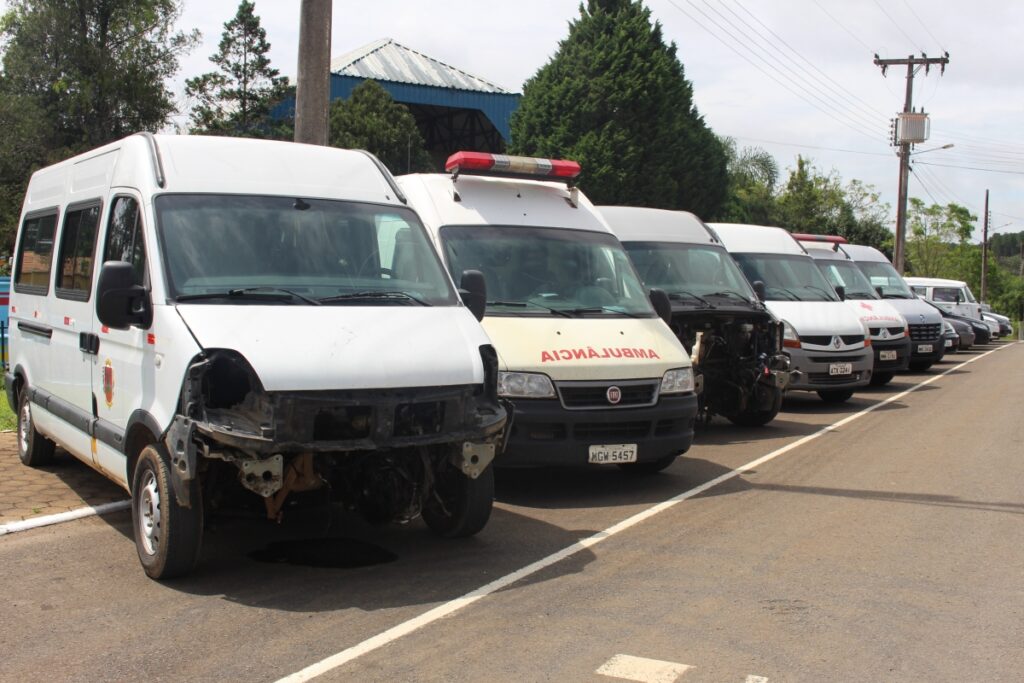 Frota sucateada da prefeitura é exposta em Três Barras