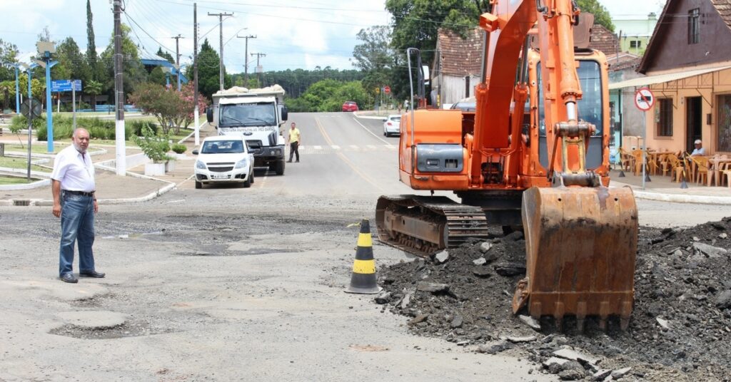 ‘Resto de asfalto’ é retirado e compactado para garantir fluidez em entroncamento do centro