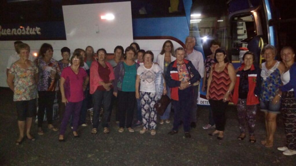 Grupos da Melhor Idade realizam viagem ao litoral catarinense