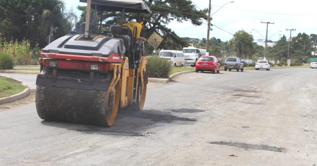 Operação tapa buracos inicia pela Avenida Rigesa