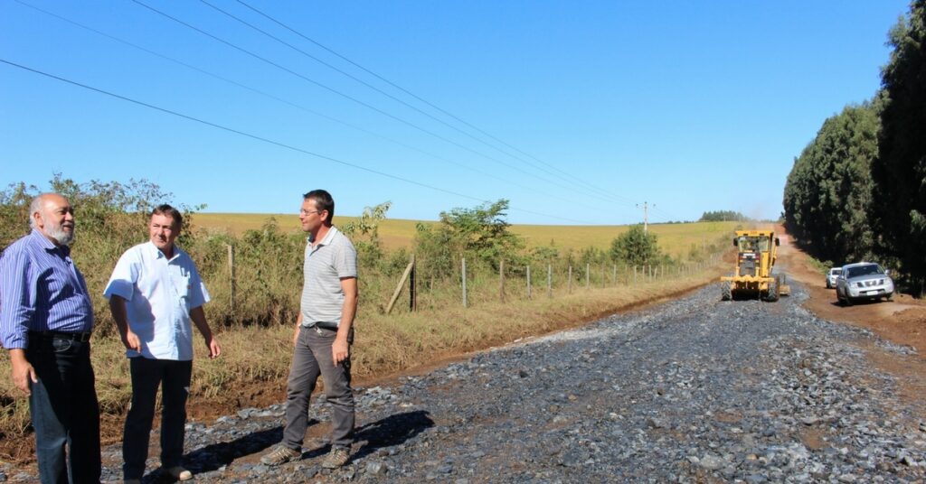Parte da estrada Transfalcônica está sendo recuperada em Três Barras