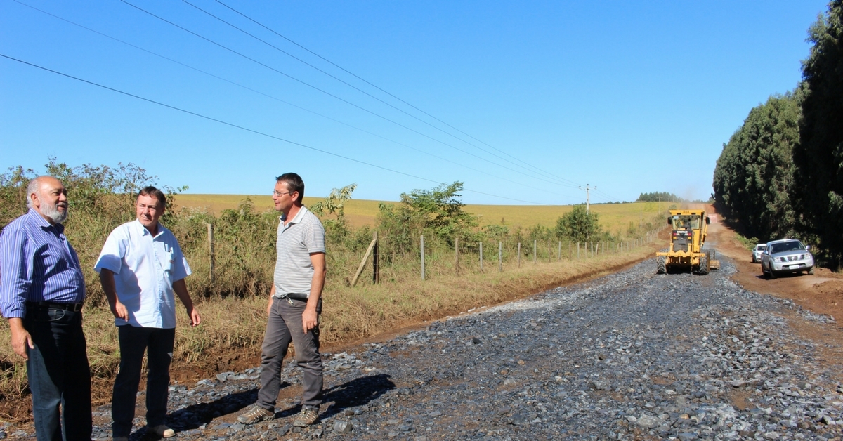 Parte da estrada Transfalcônica está sendo recuperada em Três Barras