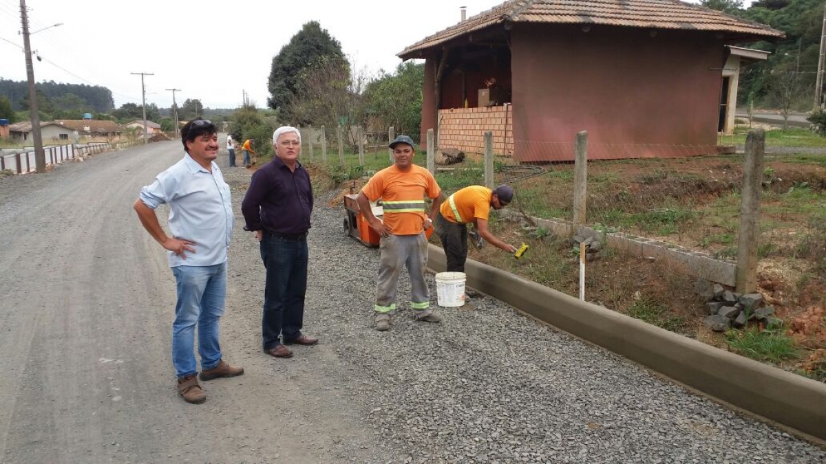 Prefeito acompanha obras de pavimentação em ruas do Km 02