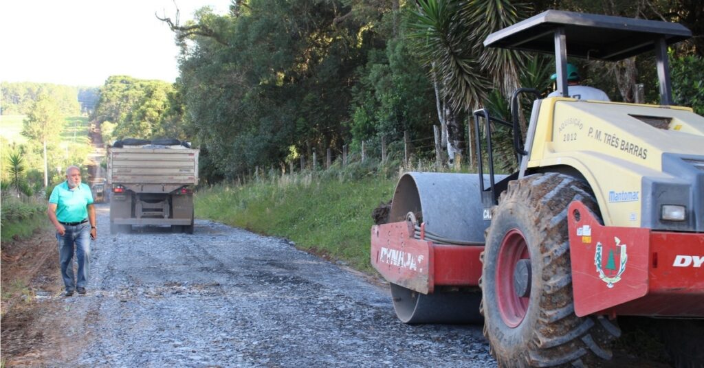 Prefeitura trabalha na recuperação da estrada de acesso a Floresta Nacional de Três Barras