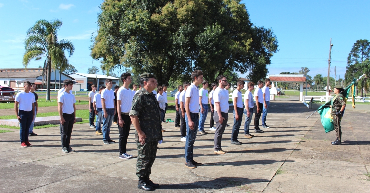 Solenidade marca a dispensa de jovens do serviço militar em Três Barras