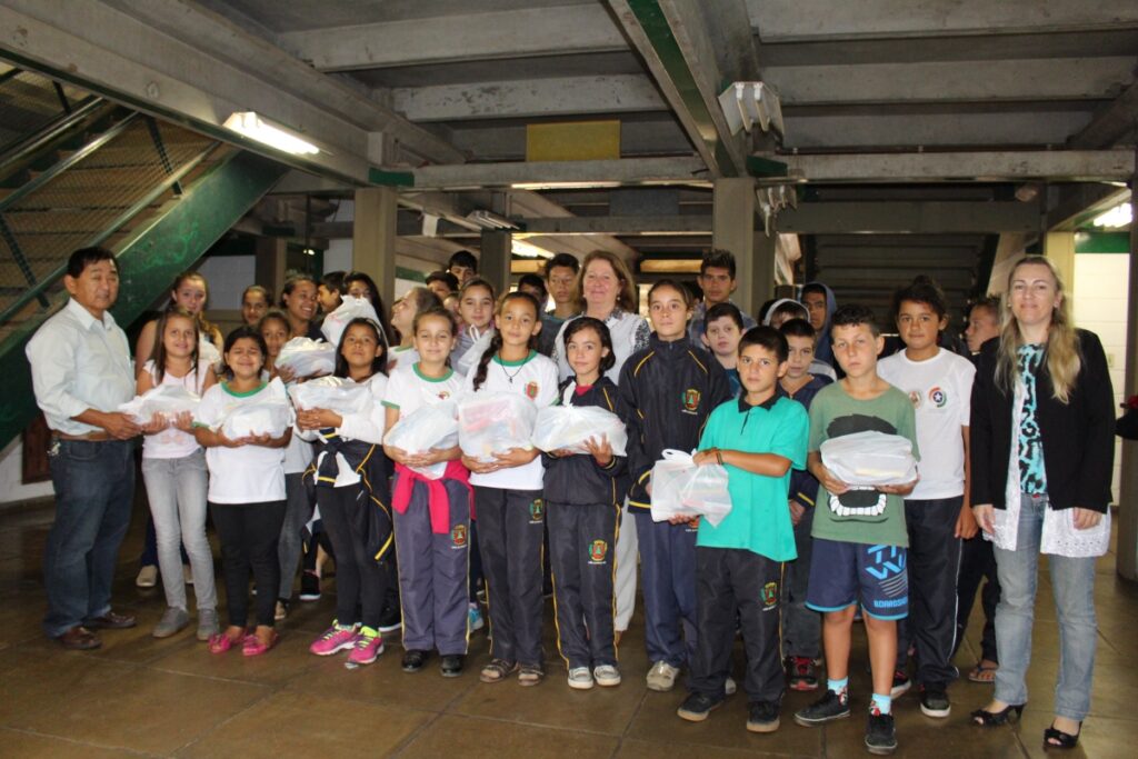 Três Barras inicia entrega de kits escolares aos alunos da rede municipal de ensino