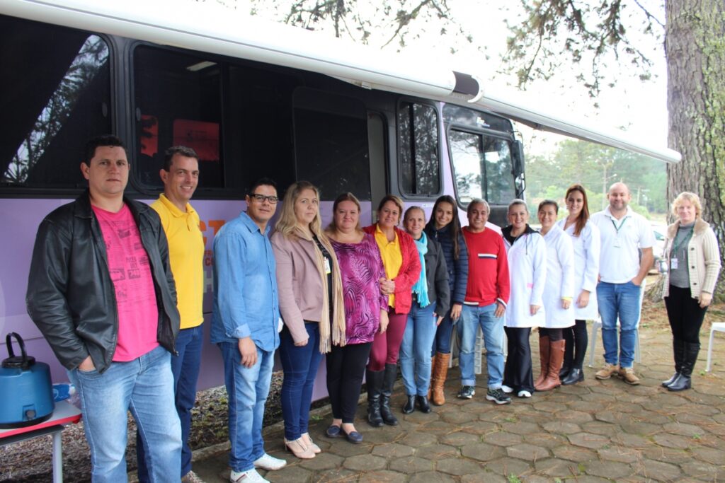 Atendimentos de saúde e palestras educativas marcam passagem do “ônibus lilás” por Três Barras