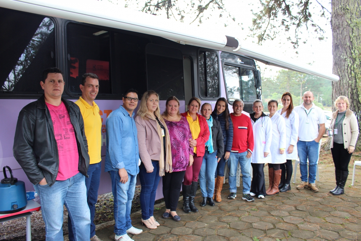 Atendimentos de saúde e palestras educativas marcam passagem do “ônibus lilás” por Três Barras