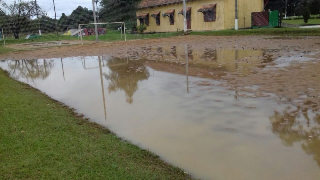 Cancha alagada motiva cancelamento da rodada do municipal de futebol de areia