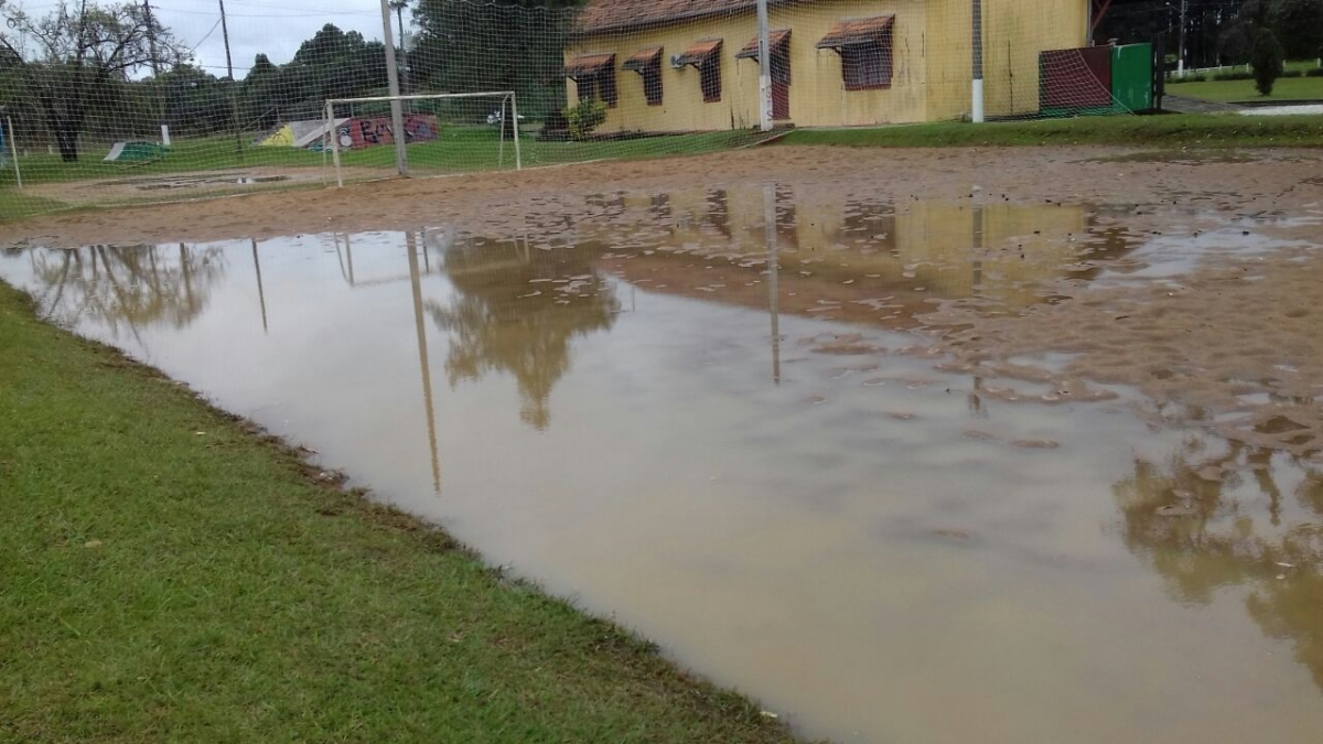 Cancha alagada motiva cancelamento da rodada do municipal de futebol de areia