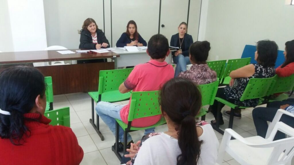 Cras e E.E.B Frei Menandro Kamps reúnem pais de alunos para debater evasão escolar