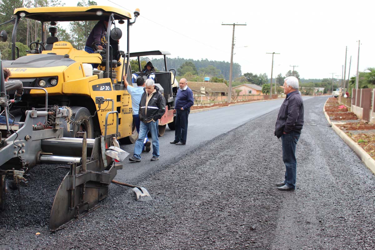 Prefeito vistoria obras e serviços em andamento nas ruas da cidade de Três Barras