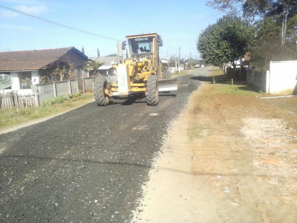 Serviços de recuperação prosseguem em ruas do bairro João Paulo II