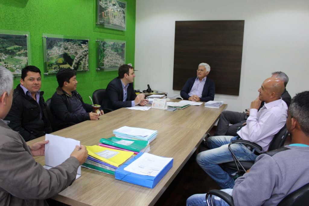 Prefeito solicita recursos de R$ 300 mil durante visita de deputado