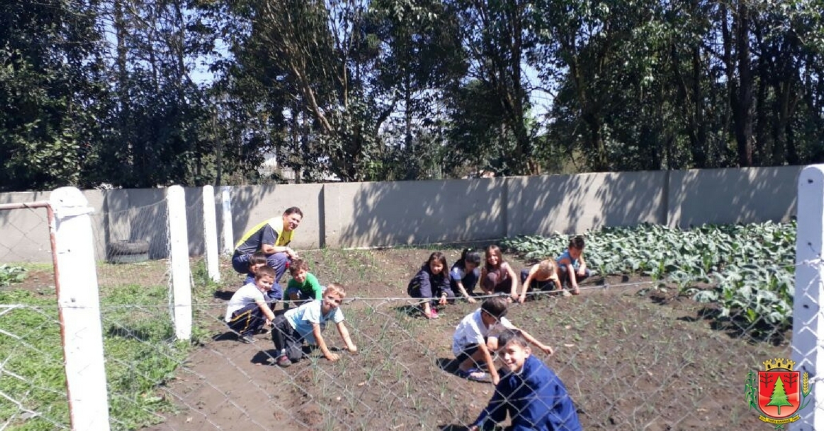 Projeto “Horta Escolar” reúne 180 alunos da Extensão II no distrito de São Cristóvão