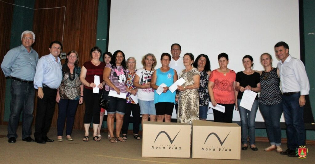 Clubes de mães e grupos da melhor idade recebem kits de artesanato da Fundação Nova Vida