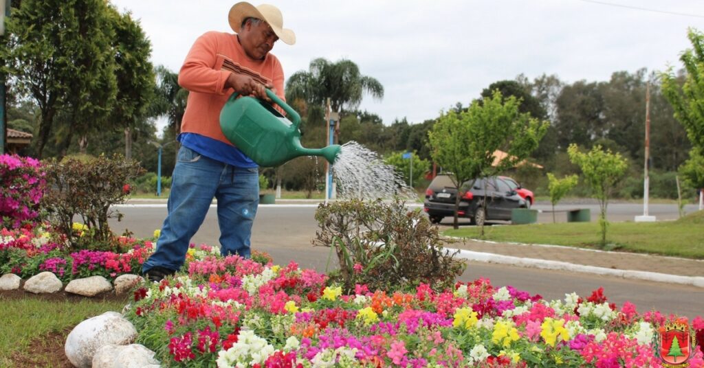 Mês começa com os jardins e canteiros públicos floridos