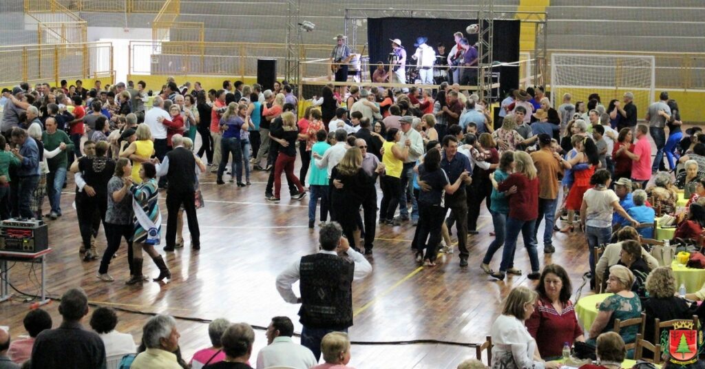 Mais de 600 pessoas participam do baile regional da melhor idade