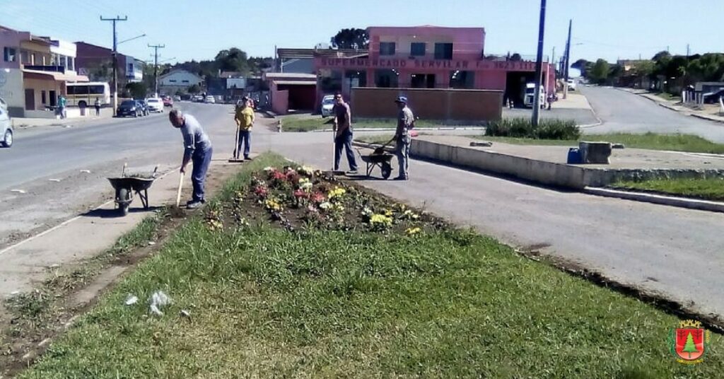 Melhorias são realizadas no paisagismo de canteiros e rótulas de avenida