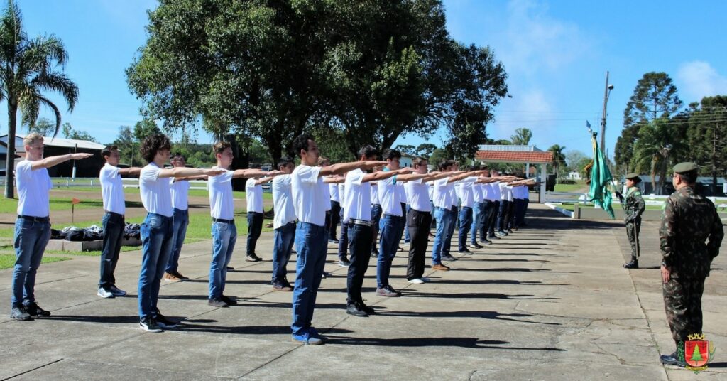 Shimoguiri participa de solenidade de dispensa de jovens do serviço militar