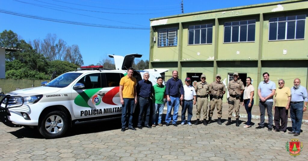 Governo do município entrega nova viatura à PM de Três Barras