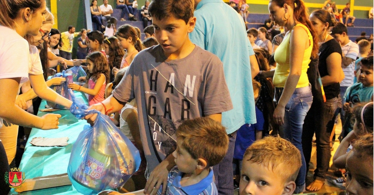 Distribuição de presentes às crianças marca festividade natalina na Campininha