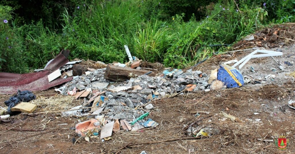 Lixo volta a ser jogado no entorno de rio após limpeza concluída na segunda-feira
