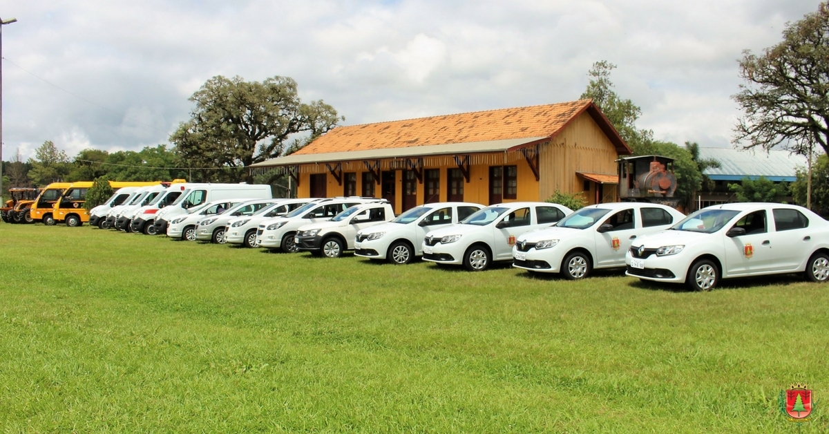 Solenidade marca a entrega oficial de nove veículos zero quilômetro