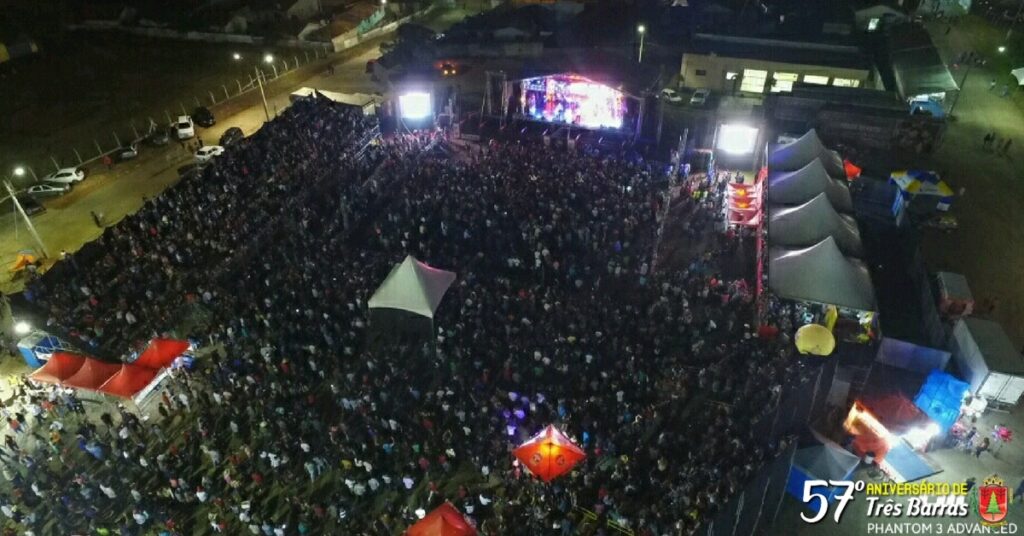 Mais de 10 mil pessoas acompanham o show de César Menotti & Fabiano