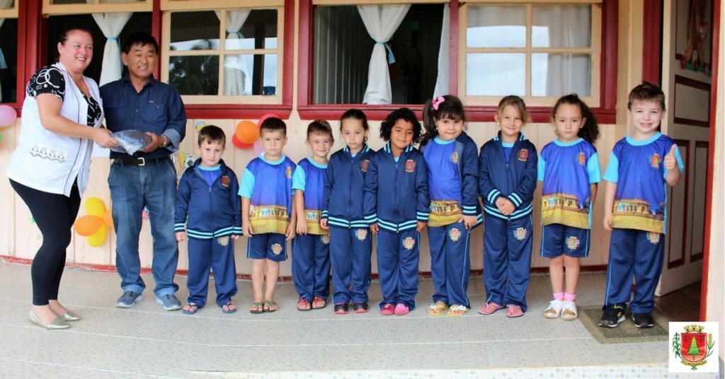 Estudantes da rede municipal recebem novos uniformes escolares