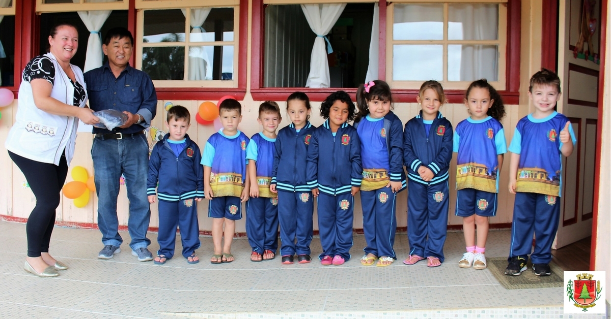 Estudantes da rede municipal recebem novos uniformes escolares
