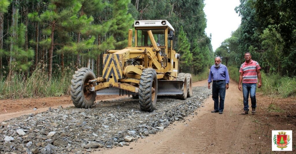 Maquinário e pessoal trabalham na recuperação das estradas na Colônia Tigre