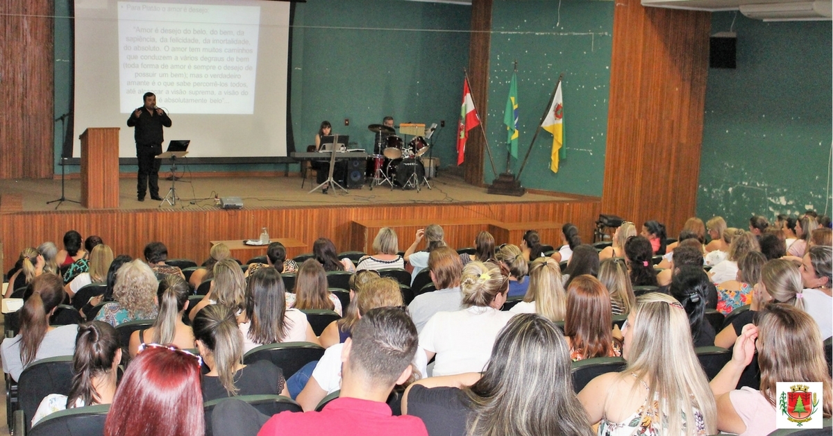 Palestra motivacional reúne profissionais da rede municipal de ensino