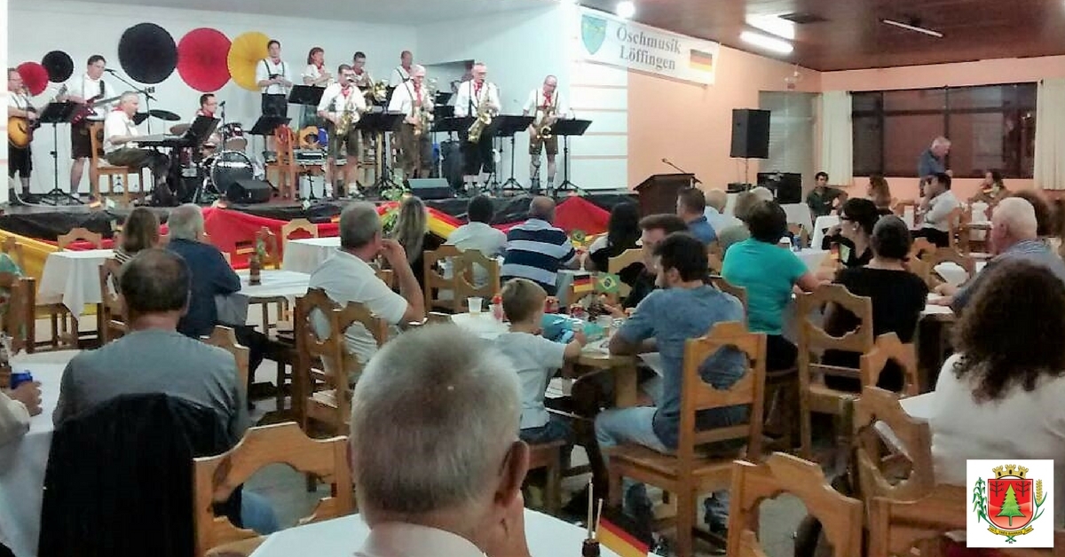Apresentação de orquestra alemã reúne mais de 200 pessoas em prol da Apae