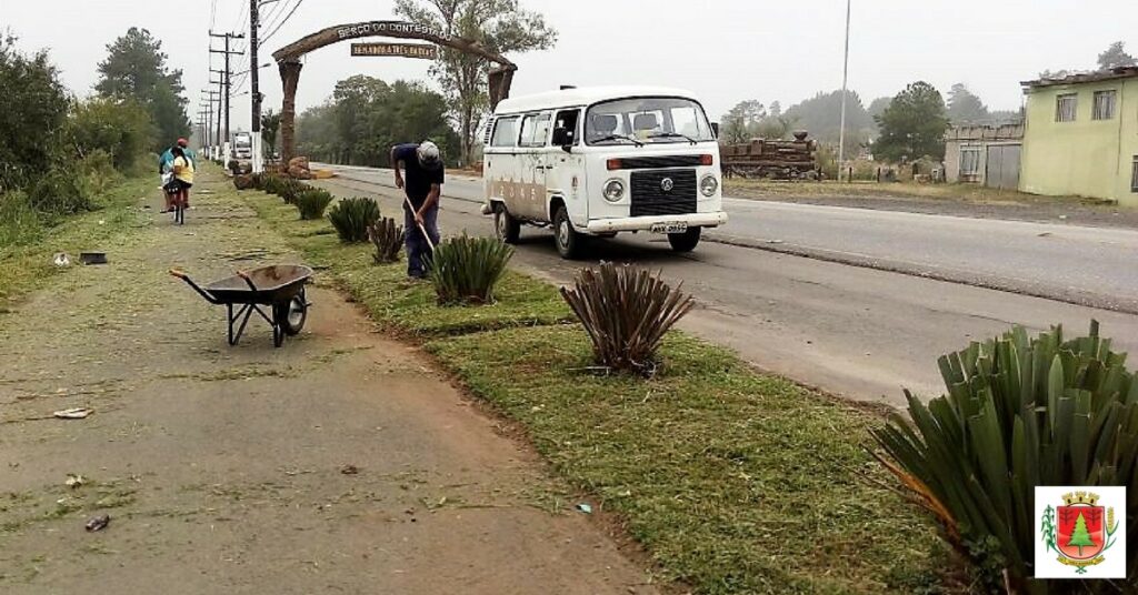 Equipe realiza limpezas em vias públicas do distrito de São Cristóvão