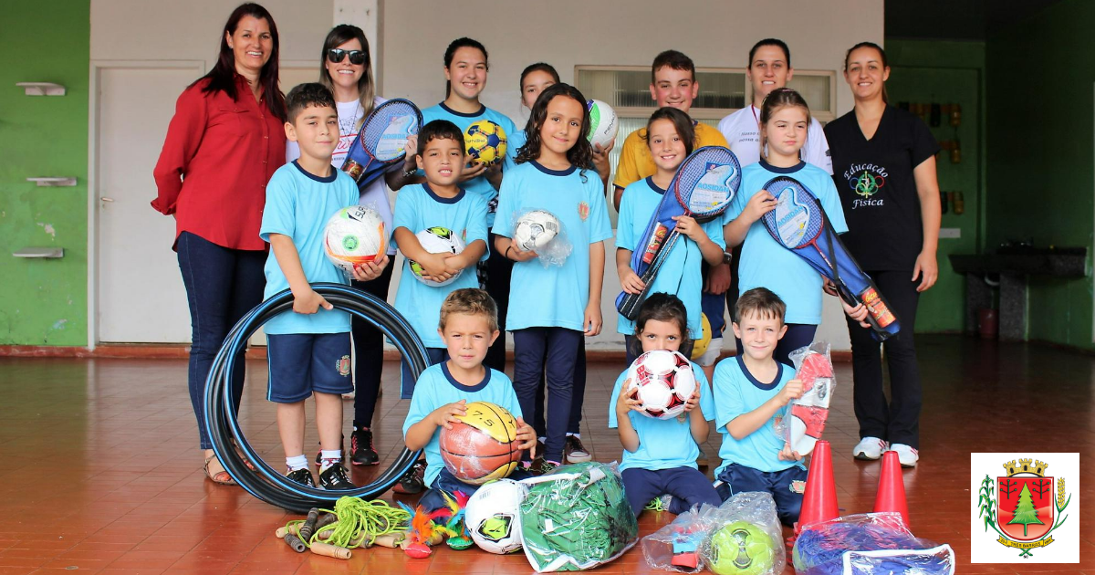 Escolas recebem kits de material esportivo para atividades físicas e recreação