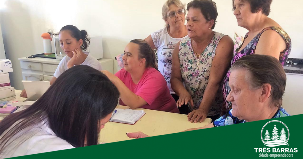 Em encontro, grupo da Melhor Idade recebe serviços de saúde