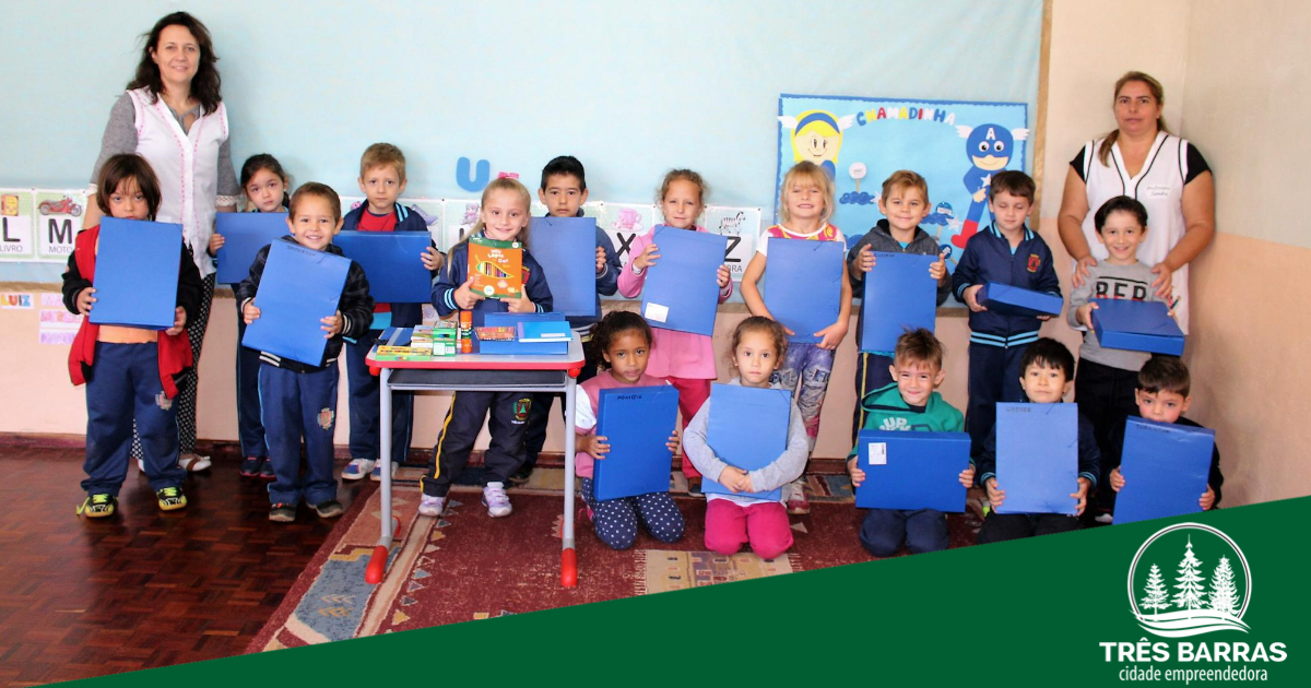 Estudantes da educação infantil começam a receber kits de material escolar