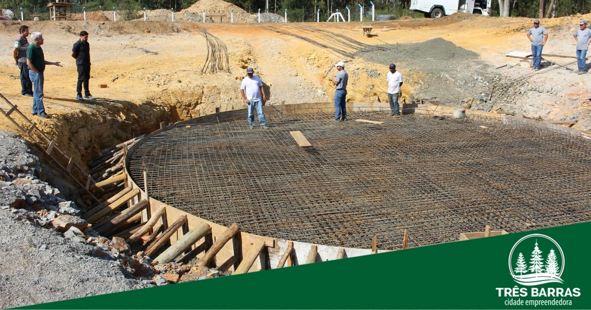 Na ETA: construção de base para reservatório de água está em andamento