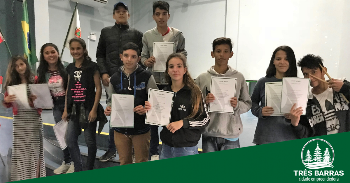 Alunos recebem certificados de conclusão de cursos oferecidos pelo Fiesc/Senai e o Governo de Três Barras
