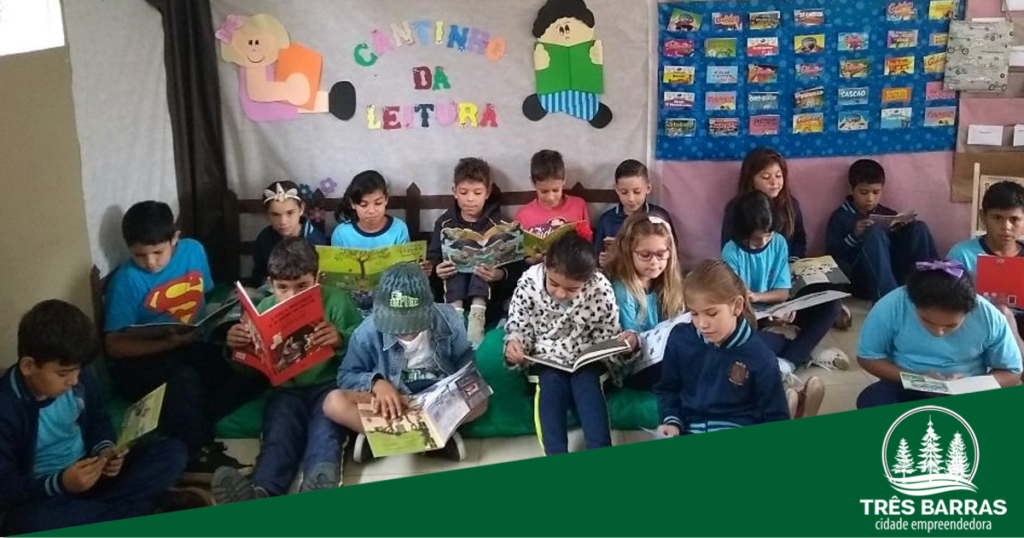 Extensão II incentiva a leitura com projetos na escola e junto às famílias dos alunos