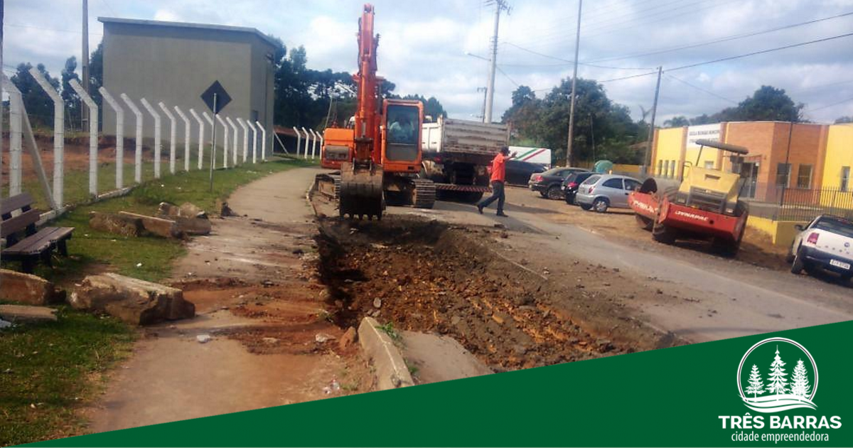 Realizado conserto provisório em partes de asfalto danificado no Km 06/ Barra Grande