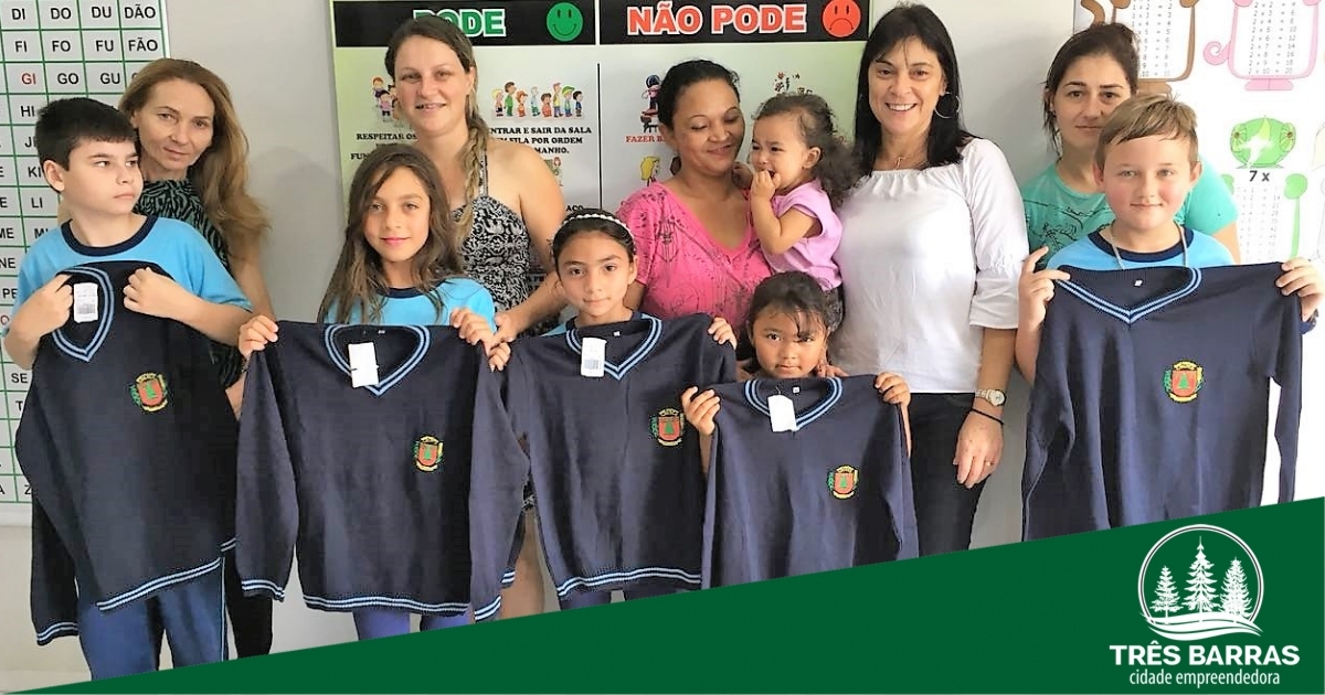 Suéteres de lã começam a ser entregues aos alunos da rede municipal de ensino