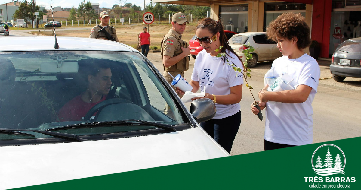 Alunos e professores da escola Guita Federmann realizam pedágio ambiental