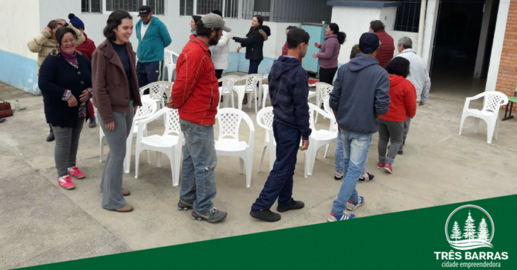 Caps reúne pacientes para atividades recreativas e de lazer que remetem ao passado