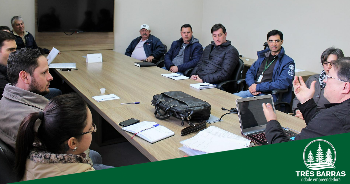 Compras governamentais pautam reunião com produtores rurais do município