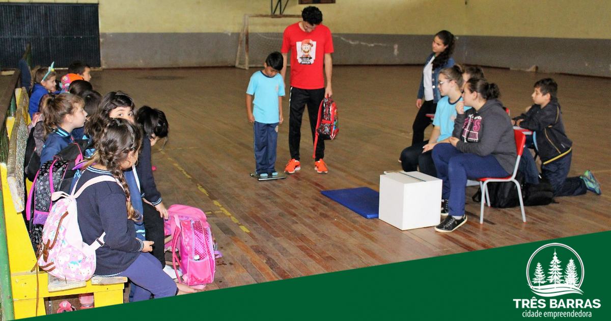 Pesquisa verifica a influência do peso das mochilas na postura e flexibilidade dos alunos da EBM Guita Federmann