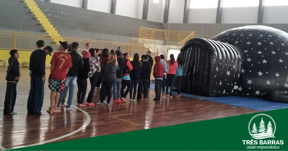 Planetário reúne 880 alunos da rede municipal em sessões sobre astronomia