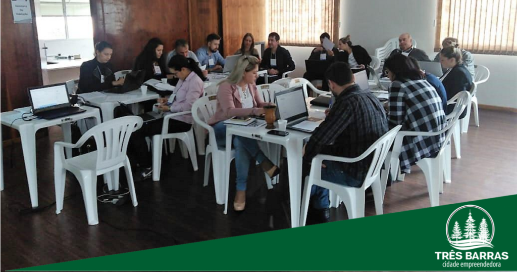 Servidores são treinados para operar sistema que gerencia projetos em execução pelo município