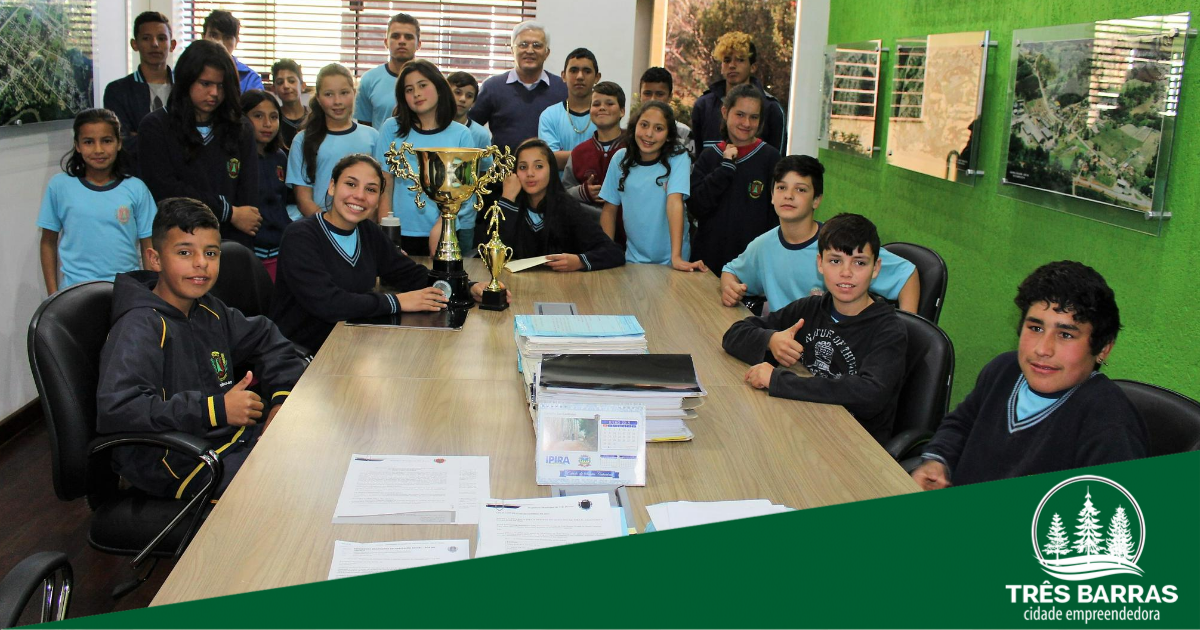 Durante visita de alunos, Shimoguiri confirma sala de informática e cancha com grama sintética para o CAIC